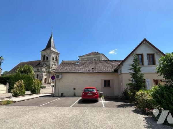 Immeuble à vendre à Cunfin (10360), Aube. Immeuble en bon état d'entretien, rénové en 2007, à u...
