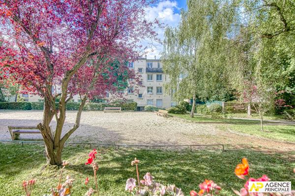 Versailles Rive Droite square Jean Houdon - Appartement 6 pièces 126.67 m² carrez avec balcons, caves et box €820 000 ** - Référence 27616