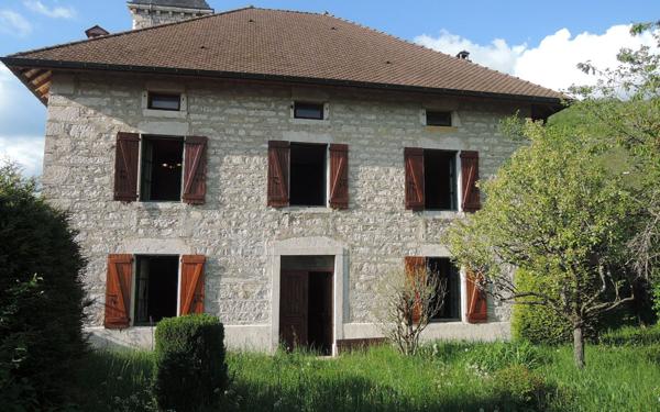 Maison à vendre    5 pièces •  Hostiaz