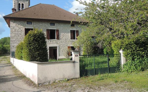 Maison à vendre    5 pièces •  Hostiaz