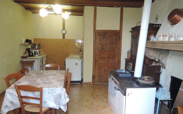 Maison à vendre    5 pièces •  Hostiaz