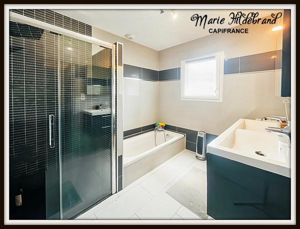 Villa contemporaine 134m² habitables avec piscine, séjour cathédrale, vue dégagée, jardin et double garage