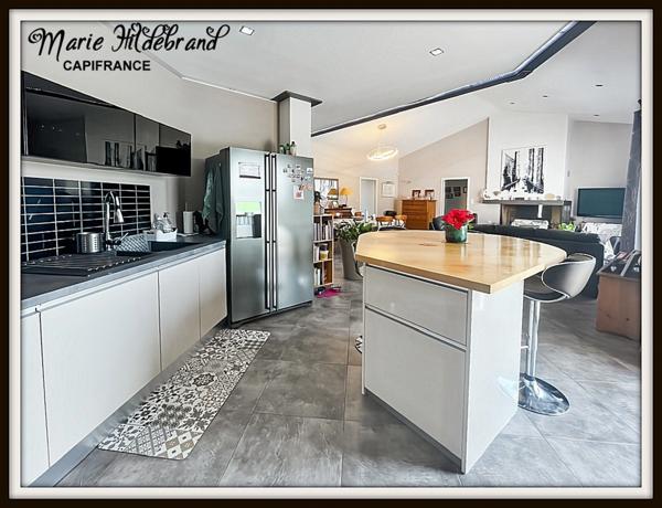 Villa contemporaine 134m² habitables avec piscine, séjour cathédrale, vue dégagée, jardin et double garage