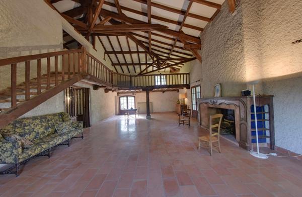 Authentique corps de ferme sur un hectare de terrain à GENEBRIERES