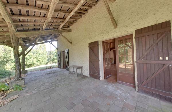 Authentique corps de ferme sur un hectare de terrain à GENEBRIERES