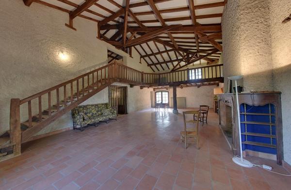 Authentique corps de ferme sur un hectare de terrain à GENEBRIERES