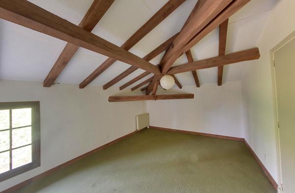 Authentique corps de ferme sur un hectare de terrain à GENEBRIERES