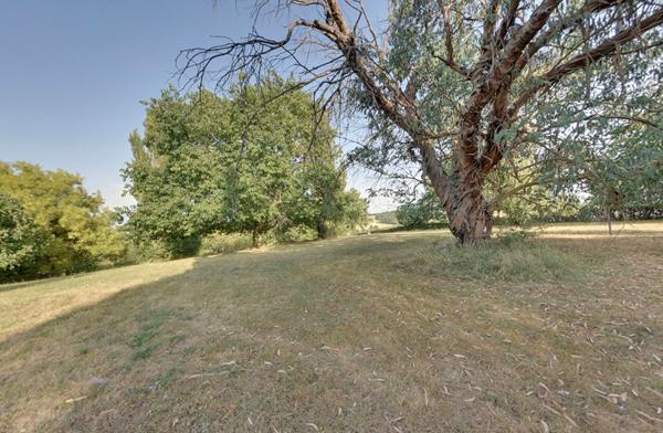 Authentique corps de ferme sur un hectare de terrain à GENEBRIERES