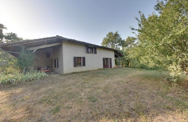 Authentique corps de ferme sur un hectare de terrain à GENEBRIERES