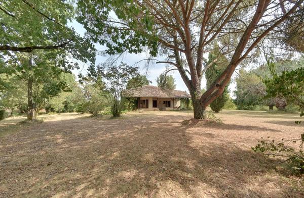 Authentique corps de ferme sur un hectare de terrain à GENEBRIERES