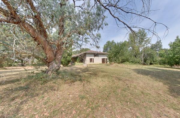 Authentique corps de ferme sur un hectare de terrain à GENEBRIERES