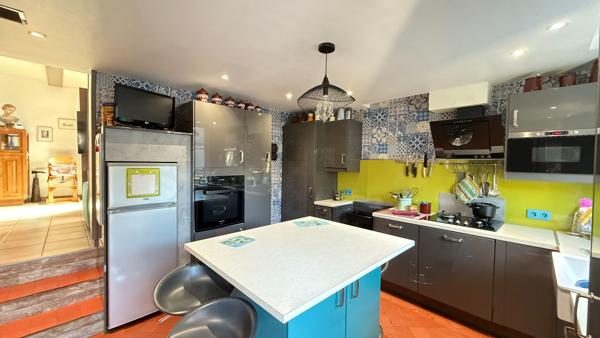 NOAILLES PROCHE   Maison 4 pièces , séjour, cuisine équipée, 3 chambres
