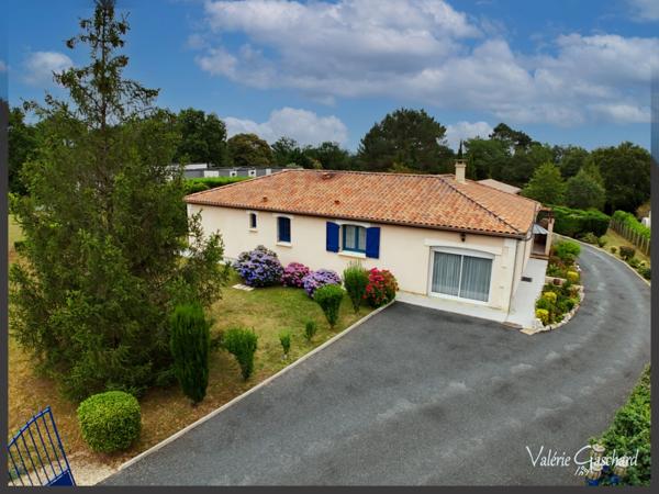 MONTPON-MÉNESTEROL - Maison de plain pied de 3 chambres, double garage et jardin de 3700 m²