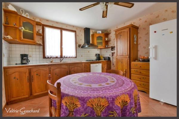 MONTPON-MÉNESTEROL - Maison de plain pied de 3 chambres, double garage et jardin de 3700 m²