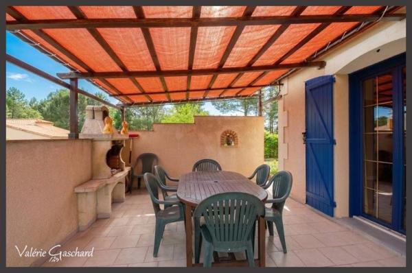 MONTPON-MÉNESTEROL - Maison de plain pied de 3 chambres, double garage et jardin de 3700 m²