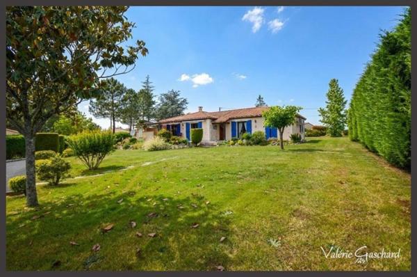 MONTPON-MÉNESTEROL - Maison de plain pied de 3 chambres, double garage et jardin de 3700 m²