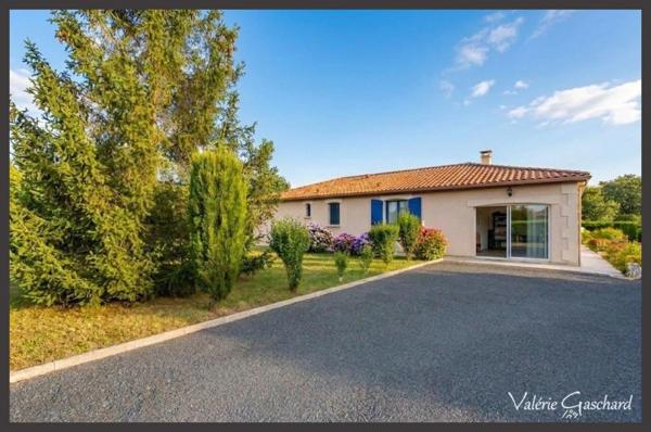 MONTPON-MÉNESTEROL - Maison de plain pied de 3 chambres, double garage et jardin de 3700 m²