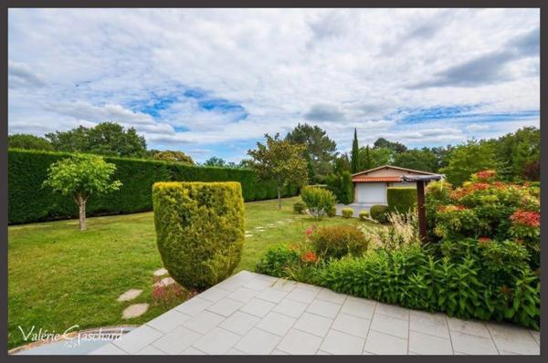MONTPON-MÉNESTEROL - Maison de plain pied de 3 chambres, double garage et jardin de 3700 m²