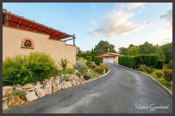 MONTPON-MÉNESTEROL - Maison de plain pied de 3 chambres, double garage et jardin de 3700 m²