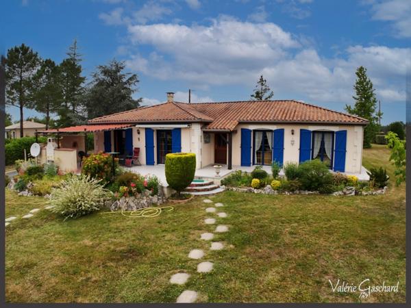 MONTPON-MÉNESTEROL - Maison de plain pied de 3 chambres, double garage et jardin de 3700 m²
