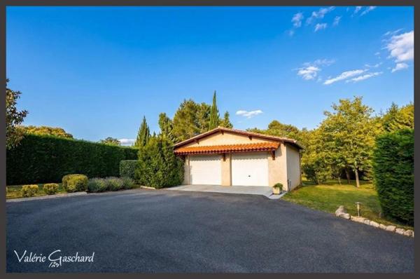 MONTPON-MÉNESTEROL - Maison de plain pied de 3 chambres, double garage et jardin de 3700 m²