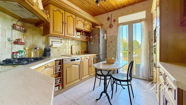 Maison de charme avec terrasse, patio, piscine et dépendances