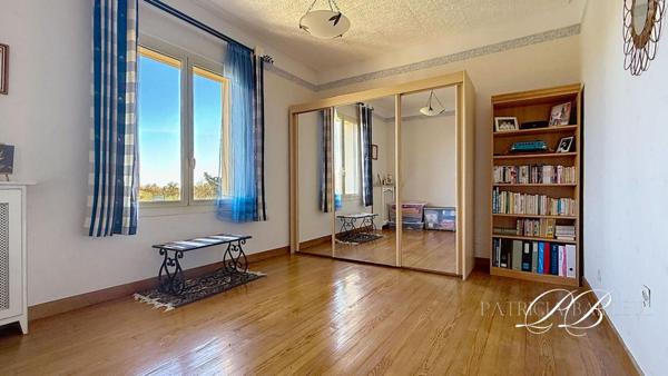 Maison de charme avec terrasse, patio, piscine et dépendances