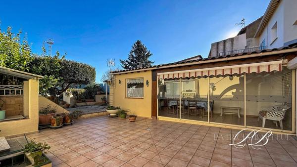 Maison de charme avec terrasse, patio, piscine et dépendances