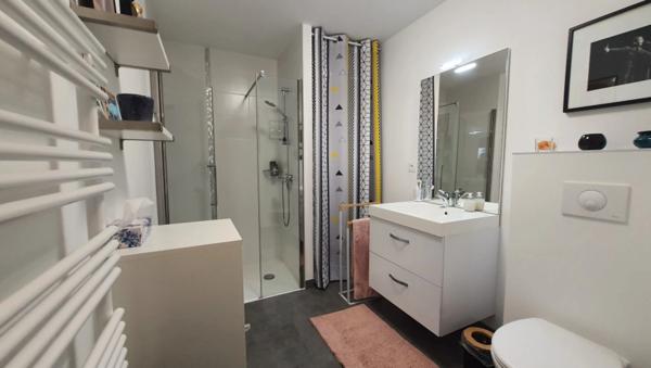 RENNES centre ville - proche gare / Appartement récent de 2023 / 2 pièces avec une belle terrasse .