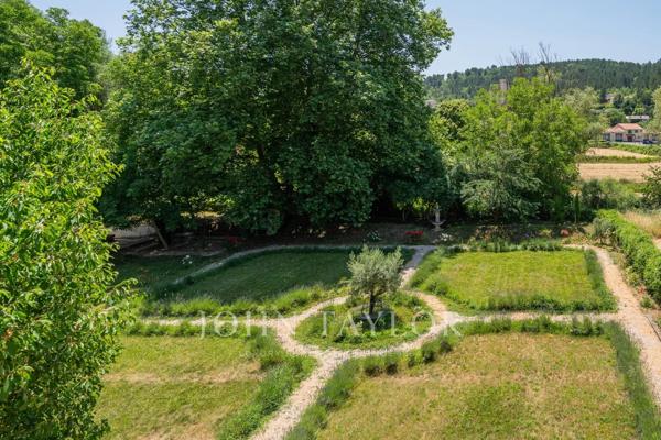 Propriété de Charme à vendre à Riez - Ensemble Immobilier avec Logements, Dépendances, Jardins et Potentiel Locatif