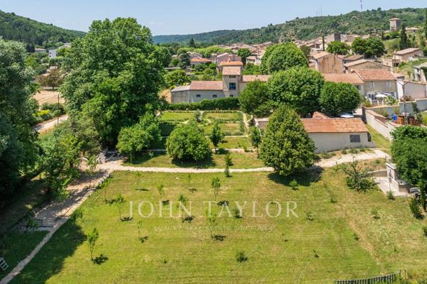 Propriété de Charme à vendre à Riez - Ensemble Immobilier avec Logements, Dépendances, Jardins et Potentiel Locatif
