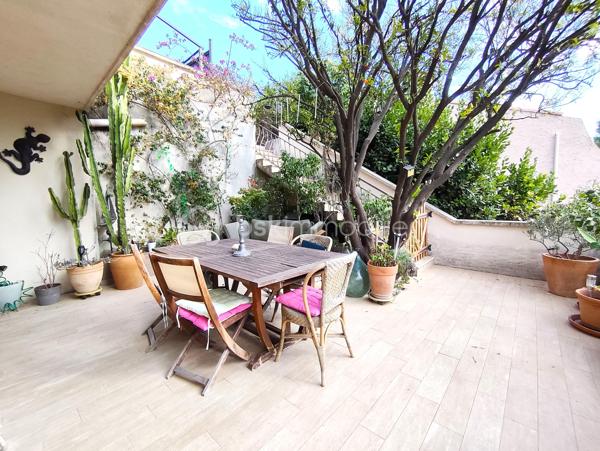 Sur les hauteurs de Cagnes-sur-Mer, dans un environnement résidentiel très recherché, à proximité des commodités, découvrez cet appartement/villa en copropriété de 4 lots, Sans charges, offrant de beaux volumes, un extérieur rare, le tout au calme avec vue verdure.
Avec 109 m² Loi Carrez et 152 m² habitables, ce bien séduira celles et ceux qui recherchent l’espace et un cadre de vie privilégié, tout en restant à proximité de la vie quotidienne.
L’accès à l’appartement se fait par une terrasse de 32 m² exposée Ouest, qui offre dès l’arrivée une atmosphère paisible et verdoyante.
Dès l’entrée, vous découvrez une pièce de vie lumineuse et conviviale de 48 m², avec cuisine américaine aménagée.
Une arrière-cuisine/buanderie d’environ 16 m² complète l’espace cuisine et offre un espace fonctionnel pour le quotidien et le rangement.
L’espace nuit propose une grande chambre de 19 m², bénéficiant d’un aménagement mural XXL sur toute la hauteur. Depuis cette chambre, on accède directement à une terrasse filante.
Une seconde pièce, accessible par deux accès, peut être utilisée selon les besoins : chambre d’amis, grand dressing, bureau, salle de sport ou espace de loisirs. (Cette pièce ne dispose pas de fenêtre.)
Vous profiterez également d’une salle de bains contemporaine et actuelle, équipée d’une baignoire et d’une douche à l’italienne.
La terrasse filante donne accès au terrain privatif d'une surface de 1680m² organisé en trois restanques, offrant différentes possibilités d’aménagement et d’usage : coin détente à l’abri des regards, piscine hors-sol, espace de jeux pour les enfants, potager… 
L’une des restanques accueille également un chalet de jardin, pouvant être aménagé selon vos besoins et vos envies : atelier, espace de rangement, coin loisirs, bureau ou dépendance  d'Ado.
L’accès à la résidence est sécurisé. Le bien dispose d’une place de parking privative et d’une cave.
Assainissement tout à l'égout.

! Aucun travaux
! Aucune charge

Un environnement calme et verdoyant, tout en restant proche des commodités et des principaux axes.
Un bien atypique, plein de potentiel, idéal pour ceux qui recherchent de l’espace, des extérieurs et une véritable qualité de vie.
À visiter sans tarder !