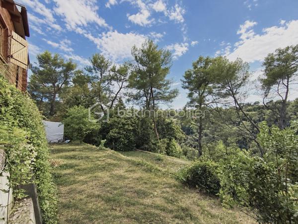 Sur les hauteurs de Cagnes-sur-Mer, dans un environnement résidentiel très recherché, à proximité des commodités, découvrez cet appartement/villa en copropriété de 4 lots, Sans charges, offrant de beaux volumes, un extérieur rare, le tout au calme avec vue verdure.
Avec 109 m² Loi Carrez et 152 m² habitables, ce bien séduira celles et ceux qui recherchent l’espace et un cadre de vie privilégié, tout en restant à proximité de la vie quotidienne.
L’accès à l’appartement se fait par une terrasse de 32 m² exposée Ouest, qui offre dès l’arrivée une atmosphère paisible et verdoyante.
Dès l’entrée, vous découvrez une pièce de vie lumineuse et conviviale de 48 m², avec cuisine américaine aménagée.
Une arrière-cuisine/buanderie d’environ 16 m² complète l’espace cuisine et offre un espace fonctionnel pour le quotidien et le rangement.
L’espace nuit propose une grande chambre de 19 m², bénéficiant d’un aménagement mural XXL sur toute la hauteur. Depuis cette chambre, on accède directement à une terrasse filante.
Une seconde pièce, accessible par deux accès, peut être utilisée selon les besoins : chambre d’amis, grand dressing, bureau, salle de sport ou espace de loisirs. (Cette pièce ne dispose pas de fenêtre.)
Vous profiterez également d’une salle de bains contemporaine et actuelle, équipée d’une baignoire et d’une douche à l’italienne.
La terrasse filante donne accès au terrain privatif d'une surface de 1680m² organisé en trois restanques, offrant différentes possibilités d’aménagement et d’usage : coin détente à l’abri des regards, piscine hors-sol, espace de jeux pour les enfants, potager… 
L’une des restanques accueille également un chalet de jardin, pouvant être aménagé selon vos besoins et vos envies : atelier, espace de rangement, coin loisirs, bureau ou dépendance  d'Ado.
L’accès à la résidence est sécurisé. Le bien dispose d’une place de parking privative et d’une cave.
Assainissement tout à l'égout.

! Aucun travaux
! Aucune charge

Un environnement calme et verdoyant, tout en restant proche des commodités et des principaux axes.
Un bien atypique, plein de potentiel, idéal pour ceux qui recherchent de l’espace, des extérieurs et une véritable qualité de vie.
À visiter sans tarder !