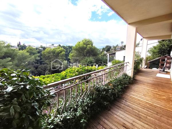 Sur les hauteurs de Cagnes-sur-Mer, dans un environnement résidentiel très recherché, à proximité des commodités, découvrez cet appartement/villa en copropriété de 4 lots, Sans charges, offrant de beaux volumes, un extérieur rare, le tout au calme avec vue verdure.
Avec 109 m² Loi Carrez et 152 m² habitables, ce bien séduira celles et ceux qui recherchent l’espace et un cadre de vie privilégié, tout en restant à proximité de la vie quotidienne.
L’accès à l’appartement se fait par une terrasse de 32 m² exposée Ouest, qui offre dès l’arrivée une atmosphère paisible et verdoyante.
Dès l’entrée, vous découvrez une pièce de vie lumineuse et conviviale de 48 m², avec cuisine américaine aménagée.
Une arrière-cuisine/buanderie d’environ 16 m² complète l’espace cuisine et offre un espace fonctionnel pour le quotidien et le rangement.
L’espace nuit propose une grande chambre de 19 m², bénéficiant d’un aménagement mural XXL sur toute la hauteur. Depuis cette chambre, on accède directement à une terrasse filante.
Une seconde pièce, accessible par deux accès, peut être utilisée selon les besoins : chambre d’amis, grand dressing, bureau, salle de sport ou espace de loisirs. (Cette pièce ne dispose pas de fenêtre.)
Vous profiterez également d’une salle de bains contemporaine et actuelle, équipée d’une baignoire et d’une douche à l’italienne.
La terrasse filante donne accès au terrain privatif d'une surface de 1680m² organisé en trois restanques, offrant différentes possibilités d’aménagement et d’usage : coin détente à l’abri des regards, piscine hors-sol, espace de jeux pour les enfants, potager… 
L’une des restanques accueille également un chalet de jardin, pouvant être aménagé selon vos besoins et vos envies : atelier, espace de rangement, coin loisirs, bureau ou dépendance  d'Ado.
L’accès à la résidence est sécurisé. Le bien dispose d’une place de parking privative et d’une cave.
Assainissement tout à l'égout.

! Aucun travaux
! Aucune charge

Un environnement calme et verdoyant, tout en restant proche des commodités et des principaux axes.
Un bien atypique, plein de potentiel, idéal pour ceux qui recherchent de l’espace, des extérieurs et une véritable qualité de vie.
À visiter sans tarder !