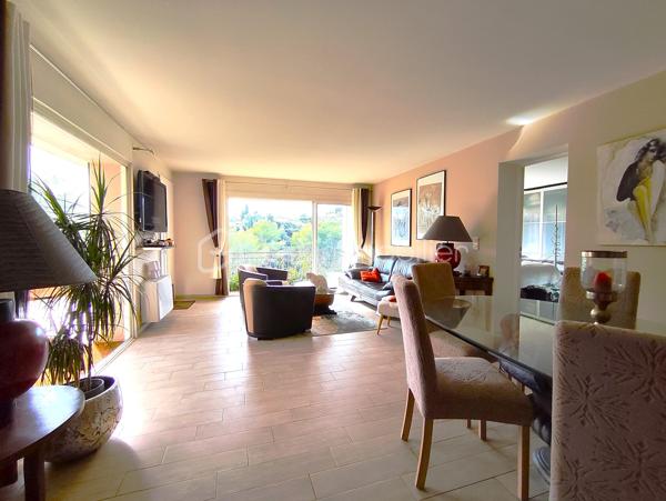 Sur les hauteurs de Cagnes-sur-Mer, dans un environnement résidentiel très recherché, à proximité des commodités, découvrez cet appartement/villa en copropriété de 4 lots, Sans charges, offrant de beaux volumes, un extérieur rare, le tout au calme avec vue verdure.
Avec 109 m² Loi Carrez et 152 m² habitables, ce bien séduira celles et ceux qui recherchent l’espace et un cadre de vie privilégié, tout en restant à proximité de la vie quotidienne.
L’accès à l’appartement se fait par une terrasse de 32 m² exposée Ouest, qui offre dès l’arrivée une atmosphère paisible et verdoyante.
Dès l’entrée, vous découvrez une pièce de vie lumineuse et conviviale de 48 m², avec cuisine américaine aménagée.
Une arrière-cuisine/buanderie d’environ 16 m² complète l’espace cuisine et offre un espace fonctionnel pour le quotidien et le rangement.
L’espace nuit propose une grande chambre de 19 m², bénéficiant d’un aménagement mural XXL sur toute la hauteur. Depuis cette chambre, on accède directement à une terrasse filante.
Une seconde pièce, accessible par deux accès, peut être utilisée selon les besoins : chambre d’amis, grand dressing, bureau, salle de sport ou espace de loisirs. (Cette pièce ne dispose pas de fenêtre.)
Vous profiterez également d’une salle de bains contemporaine et actuelle, équipée d’une baignoire et d’une douche à l’italienne.
La terrasse filante donne accès au terrain privatif d'une surface de 1680m² organisé en trois restanques, offrant différentes possibilités d’aménagement et d’usage : coin détente à l’abri des regards, piscine hors-sol, espace de jeux pour les enfants, potager… 
L’une des restanques accueille également un chalet de jardin, pouvant être aménagé selon vos besoins et vos envies : atelier, espace de rangement, coin loisirs, bureau ou dépendance  d'Ado.
L’accès à la résidence est sécurisé. Le bien dispose d’une place de parking privative et d’une cave.
Assainissement tout à l'égout.

! Aucun travaux
! Aucune charge

Un environnement calme et verdoyant, tout en restant proche des commodités et des principaux axes.
Un bien atypique, plein de potentiel, idéal pour ceux qui recherchent de l’espace, des extérieurs et une véritable qualité de vie.
À visiter sans tarder !