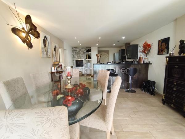 Sur les hauteurs de Cagnes-sur-Mer, dans un environnement résidentiel très recherché, à proximité des commodités, découvrez cet appartement/villa en copropriété de 4 lots, Sans charges, offrant de beaux volumes, un extérieur rare, le tout au calme avec vue verdure.
Avec 109 m² Loi Carrez et 152 m² habitables, ce bien séduira celles et ceux qui recherchent l’espace et un cadre de vie privilégié, tout en restant à proximité de la vie quotidienne.
L’accès à l’appartement se fait par une terrasse de 32 m² exposée Ouest, qui offre dès l’arrivée une atmosphère paisible et verdoyante.
Dès l’entrée, vous découvrez une pièce de vie lumineuse et conviviale de 48 m², avec cuisine américaine aménagée.
Une arrière-cuisine/buanderie d’environ 16 m² complète l’espace cuisine et offre un espace fonctionnel pour le quotidien et le rangement.
L’espace nuit propose une grande chambre de 19 m², bénéficiant d’un aménagement mural XXL sur toute la hauteur. Depuis cette chambre, on accède directement à une terrasse filante.
Une seconde pièce, accessible par deux accès, peut être utilisée selon les besoins : chambre d’amis, grand dressing, bureau, salle de sport ou espace de loisirs. (Cette pièce ne dispose pas de fenêtre.)
Vous profiterez également d’une salle de bains contemporaine et actuelle, équipée d’une baignoire et d’une douche à l’italienne.
La terrasse filante donne accès au terrain privatif d'une surface de 1680m² organisé en trois restanques, offrant différentes possibilités d’aménagement et d’usage : coin détente à l’abri des regards, piscine hors-sol, espace de jeux pour les enfants, potager… 
L’une des restanques accueille également un chalet de jardin, pouvant être aménagé selon vos besoins et vos envies : atelier, espace de rangement, coin loisirs, bureau ou dépendance  d'Ado.
L’accès à la résidence est sécurisé. Le bien dispose d’une place de parking privative et d’une cave.
Assainissement tout à l'égout.

! Aucun travaux
! Aucune charge

Un environnement calme et verdoyant, tout en restant proche des commodités et des principaux axes.
Un bien atypique, plein de potentiel, idéal pour ceux qui recherchent de l’espace, des extérieurs et une véritable qualité de vie.
À visiter sans tarder !