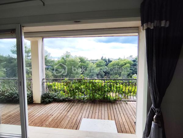 Sur les hauteurs de Cagnes-sur-Mer, dans un environnement résidentiel très recherché, à proximité des commodités, découvrez cet appartement/villa en copropriété de 4 lots, Sans charges, offrant de beaux volumes, un extérieur rare, le tout au calme avec vue verdure.
Avec 109 m² Loi Carrez et 152 m² habitables, ce bien séduira celles et ceux qui recherchent l’espace et un cadre de vie privilégié, tout en restant à proximité de la vie quotidienne.
L’accès à l’appartement se fait par une terrasse de 32 m² exposée Ouest, qui offre dès l’arrivée une atmosphère paisible et verdoyante.
Dès l’entrée, vous découvrez une pièce de vie lumineuse et conviviale de 48 m², avec cuisine américaine aménagée.
Une arrière-cuisine/buanderie d’environ 16 m² complète l’espace cuisine et offre un espace fonctionnel pour le quotidien et le rangement.
L’espace nuit propose une grande chambre de 19 m², bénéficiant d’un aménagement mural XXL sur toute la hauteur. Depuis cette chambre, on accède directement à une terrasse filante.
Une seconde pièce, accessible par deux accès, peut être utilisée selon les besoins : chambre d’amis, grand dressing, bureau, salle de sport ou espace de loisirs. (Cette pièce ne dispose pas de fenêtre.)
Vous profiterez également d’une salle de bains contemporaine et actuelle, équipée d’une baignoire et d’une douche à l’italienne.
La terrasse filante donne accès au terrain privatif d'une surface de 1680m² organisé en trois restanques, offrant différentes possibilités d’aménagement et d’usage : coin détente à l’abri des regards, piscine hors-sol, espace de jeux pour les enfants, potager… 
L’une des restanques accueille également un chalet de jardin, pouvant être aménagé selon vos besoins et vos envies : atelier, espace de rangement, coin loisirs, bureau ou dépendance  d'Ado.
L’accès à la résidence est sécurisé. Le bien dispose d’une place de parking privative et d’une cave.
Assainissement tout à l'égout.

! Aucun travaux
! Aucune charge

Un environnement calme et verdoyant, tout en restant proche des commodités et des principaux axes.
Un bien atypique, plein de potentiel, idéal pour ceux qui recherchent de l’espace, des extérieurs et une véritable qualité de vie.
À visiter sans tarder !