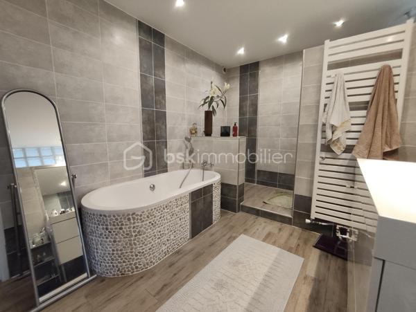 Sur les hauteurs de Cagnes-sur-Mer, dans un environnement résidentiel très recherché, à proximité des commodités, découvrez cet appartement/villa en copropriété de 4 lots, Sans charges, offrant de beaux volumes, un extérieur rare, le tout au calme avec vue verdure.
Avec 109 m² Loi Carrez et 152 m² habitables, ce bien séduira celles et ceux qui recherchent l’espace et un cadre de vie privilégié, tout en restant à proximité de la vie quotidienne.
L’accès à l’appartement se fait par une terrasse de 32 m² exposée Ouest, qui offre dès l’arrivée une atmosphère paisible et verdoyante.
Dès l’entrée, vous découvrez une pièce de vie lumineuse et conviviale de 48 m², avec cuisine américaine aménagée.
Une arrière-cuisine/buanderie d’environ 16 m² complète l’espace cuisine et offre un espace fonctionnel pour le quotidien et le rangement.
L’espace nuit propose une grande chambre de 19 m², bénéficiant d’un aménagement mural XXL sur toute la hauteur. Depuis cette chambre, on accède directement à une terrasse filante.
Une seconde pièce, accessible par deux accès, peut être utilisée selon les besoins : chambre d’amis, grand dressing, bureau, salle de sport ou espace de loisirs. (Cette pièce ne dispose pas de fenêtre.)
Vous profiterez également d’une salle de bains contemporaine et actuelle, équipée d’une baignoire et d’une douche à l’italienne.
La terrasse filante donne accès au terrain privatif d'une surface de 1680m² organisé en trois restanques, offrant différentes possibilités d’aménagement et d’usage : coin détente à l’abri des regards, piscine hors-sol, espace de jeux pour les enfants, potager… 
L’une des restanques accueille également un chalet de jardin, pouvant être aménagé selon vos besoins et vos envies : atelier, espace de rangement, coin loisirs, bureau ou dépendance  d'Ado.
L’accès à la résidence est sécurisé. Le bien dispose d’une place de parking privative et d’une cave.
Assainissement tout à l'égout.

! Aucun travaux
! Aucune charge

Un environnement calme et verdoyant, tout en restant proche des commodités et des principaux axes.
Un bien atypique, plein de potentiel, idéal pour ceux qui recherchent de l’espace, des extérieurs et une véritable qualité de vie.
À visiter sans tarder !