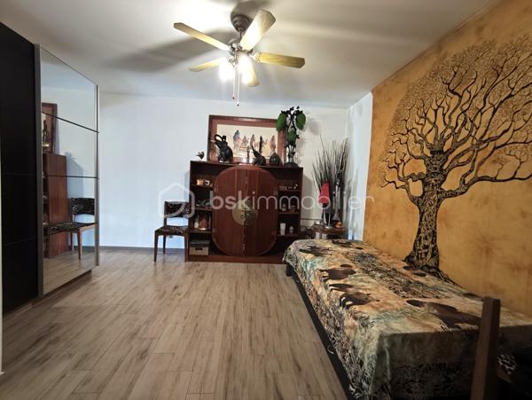 Sur les hauteurs de Cagnes-sur-Mer, dans un environnement résidentiel très recherché, à proximité des commodités, découvrez cet appartement/villa en copropriété de 4 lots, Sans charges, offrant de beaux volumes, un extérieur rare, le tout au calme avec vue verdure.
Avec 109 m² Loi Carrez et 152 m² habitables, ce bien séduira celles et ceux qui recherchent l’espace et un cadre de vie privilégié, tout en restant à proximité de la vie quotidienne.
L’accès à l’appartement se fait par une terrasse de 32 m² exposée Ouest, qui offre dès l’arrivée une atmosphère paisible et verdoyante.
Dès l’entrée, vous découvrez une pièce de vie lumineuse et conviviale de 48 m², avec cuisine américaine aménagée.
Une arrière-cuisine/buanderie d’environ 16 m² complète l’espace cuisine et offre un espace fonctionnel pour le quotidien et le rangement.
L’espace nuit propose une grande chambre de 19 m², bénéficiant d’un aménagement mural XXL sur toute la hauteur. Depuis cette chambre, on accède directement à une terrasse filante.
Une seconde pièce, accessible par deux accès, peut être utilisée selon les besoins : chambre d’amis, grand dressing, bureau, salle de sport ou espace de loisirs. (Cette pièce ne dispose pas de fenêtre.)
Vous profiterez également d’une salle de bains contemporaine et actuelle, équipée d’une baignoire et d’une douche à l’italienne.
La terrasse filante donne accès au terrain privatif d'une surface de 1680m² organisé en trois restanques, offrant différentes possibilités d’aménagement et d’usage : coin détente à l’abri des regards, piscine hors-sol, espace de jeux pour les enfants, potager… 
L’une des restanques accueille également un chalet de jardin, pouvant être aménagé selon vos besoins et vos envies : atelier, espace de rangement, coin loisirs, bureau ou dépendance  d'Ado.
L’accès à la résidence est sécurisé. Le bien dispose d’une place de parking privative et d’une cave.
Assainissement tout à l'égout.

! Aucun travaux
! Aucune charge

Un environnement calme et verdoyant, tout en restant proche des commodités et des principaux axes.
Un bien atypique, plein de potentiel, idéal pour ceux qui recherchent de l’espace, des extérieurs et une véritable qualité de vie.
À visiter sans tarder !