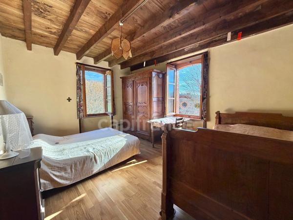 MAISON EN PIERRE DE 140 M2 ENTIÈREMENT À RÉNOVER, TERRAIN DE 8180 M2, 4 CHAMBRES, 155 M2 DE DÉPENDANCES, FOUR À PAIN, SOURCE, COUVERTURE DE 2019 POUR L'HABITATION, FAÇADE DE 2012, CAVE VOÛTÉE
