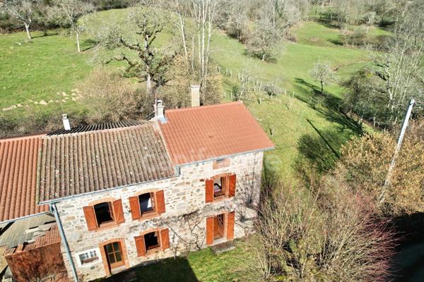 MAISON EN PIERRE DE 140 M2 ENTIÈREMENT À RÉNOVER, TERRAIN DE 8180 M2, 4 CHAMBRES, 155 M2 DE DÉPENDANCES, FOUR À PAIN, SOURCE, COUVERTURE DE 2019 POUR L'HABITATION, FAÇADE DE 2012, CAVE VOÛTÉE
