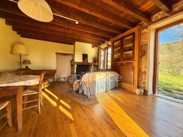 MAISON EN PIERRE DE 140 M2 ENTIÈREMENT À RÉNOVER, TERRAIN DE 8180 M2, 4 CHAMBRES, 155 M2 DE DÉPENDANCES, FOUR À PAIN, SOURCE, COUVERTURE DE 2019 POUR L'HABITATION, FAÇADE DE 2012, CAVE VOÛTÉE