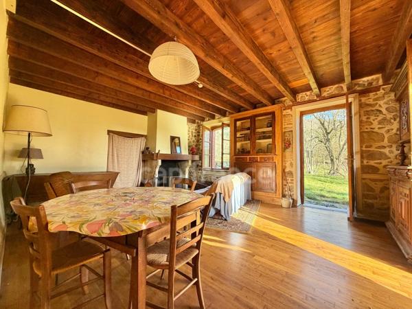 MAISON EN PIERRE DE 140 M2 ENTIÈREMENT À RÉNOVER, TERRAIN DE 8180 M2, 4 CHAMBRES, 155 M2 DE DÉPENDANCES, FOUR À PAIN, SOURCE, COUVERTURE DE 2019 POUR L'HABITATION, FAÇADE DE 2012, CAVE VOÛTÉE