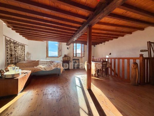 MAISON EN PIERRE DE 140 M2 ENTIÈREMENT À RÉNOVER, TERRAIN DE 8180 M2, 4 CHAMBRES, 155 M2 DE DÉPENDANCES, FOUR À PAIN, SOURCE, COUVERTURE DE 2019 POUR L'HABITATION, FAÇADE DE 2012, CAVE VOÛTÉE