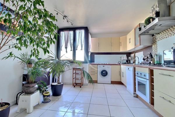 Appartement dernier étage Elancourt 3 pièces - 2 chambres - 68.4 m2 - Excellent état.