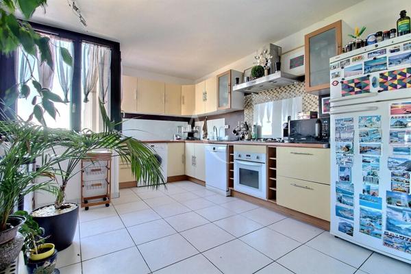 Appartement dernier étage Elancourt 3 pièces - 2 chambres - 68.4 m2 - Excellent état.