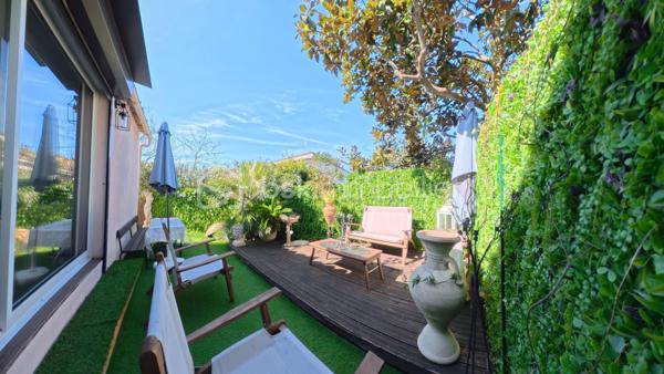 Maison mitoyenne de 50 m² au sein d'une très belle copropriété, offrant le plaisir d'un parc, lac, tennis, d'une piscine et d un restaurant. Elle se situe dans un cadre de vie plaisant et très calme. Profitez de 3 pièces fonctionnelles, complétées par un parking privatif pour votre confort quotidien. Que vous recherchiez un investissement ou un pied-à-terre, cette maison est idéale sans aucun gros travaux à prévoir.  Les charges annuelles sont de 2040€. Venez visiter ce jolie cottage  !