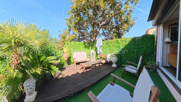 Maison mitoyenne de 50 m² au sein d'une très belle copropriété, offrant le plaisir d'un parc, lac, tennis, d'une piscine et d un restaurant. Elle se situe dans un cadre de vie plaisant et très calme. Profitez de 3 pièces fonctionnelles, complétées par un parking privatif pour votre confort quotidien. Que vous recherchiez un investissement ou un pied-à-terre, cette maison est idéale sans aucun gros travaux à prévoir.  Les charges annuelles sont de 2040€. Venez visiter ce jolie cottage  !