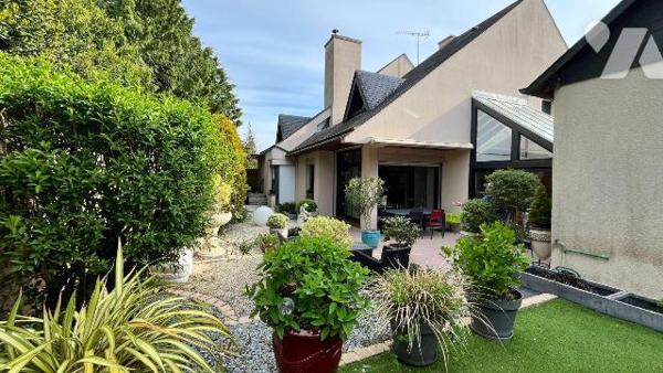 BAISSE DE PRIX - Maison d'architecte en plein coeur de Vitré

Idéalement située en centre-vil...