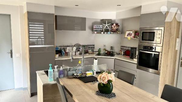 BAISSE DE PRIX - Maison d'architecte en plein coeur de Vitré

Idéalement située en centre-vil...